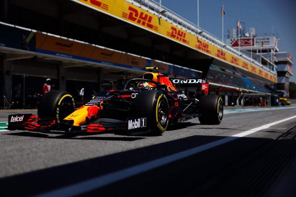 El RB16B de Sergio Pérez fue inspeccionado minuciosamente por la FIA en Barcelona