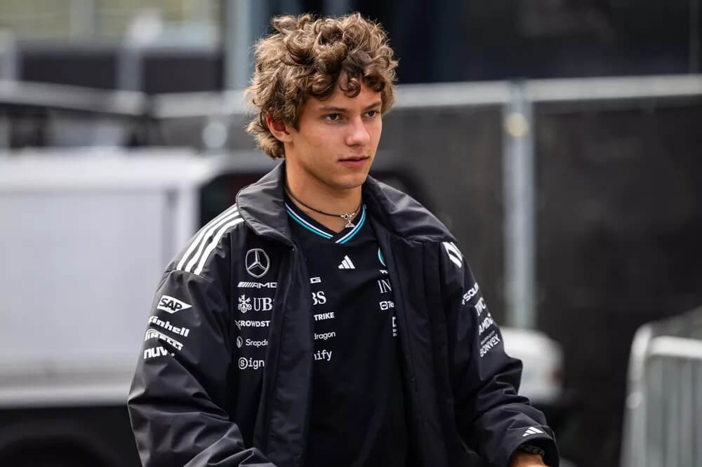Toto Wolff desmiente rotundamente los rumores: “Antonelli estará al 100% en Mercedes en 2026”