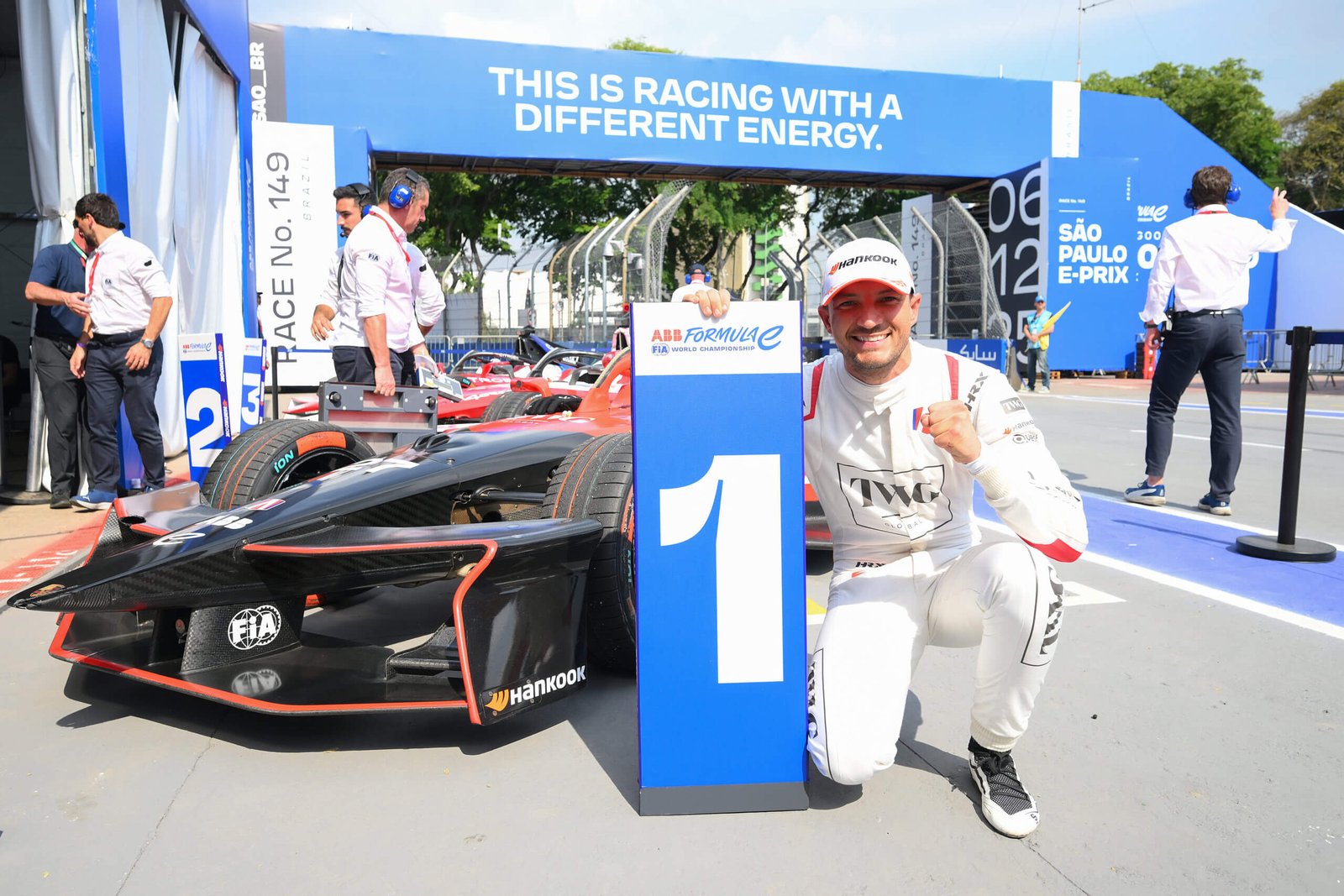 Dennis gana emocionante inauguración de temporada en São Paulo Dennis gana emocionante inauguración de temporada en São Paulo